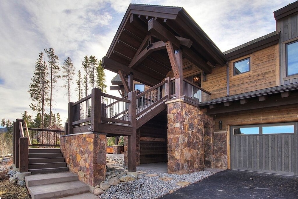 Hawk's Hideaway 6 Bedroom Home