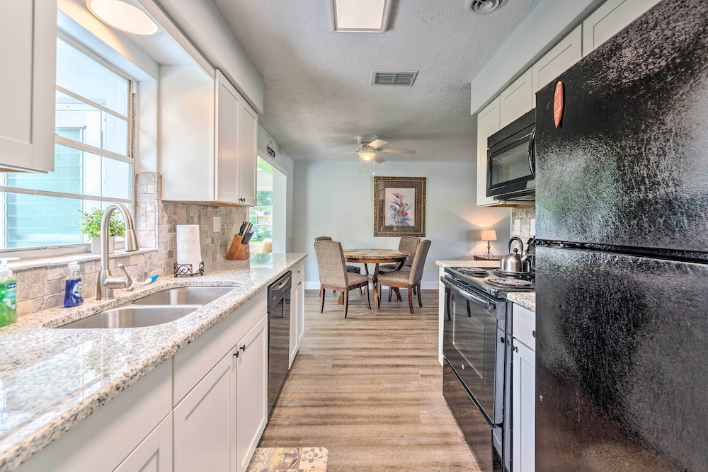Contemporary Gem w/ Sun Room in Beverly Hills! view 5