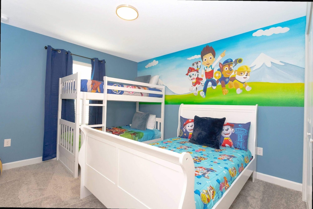 Stylish 4Bd w Lake View Pool Kids Themed Room
