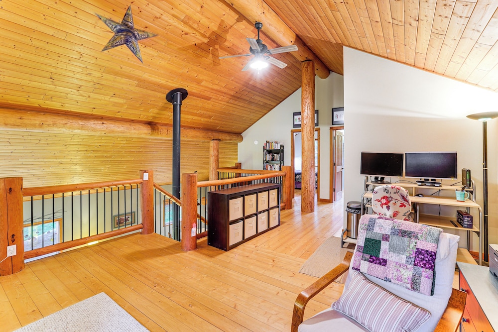 11 Mi to Olympic NP: Port Angeles Retreat w/ Deck