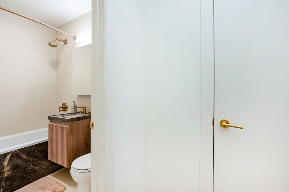 52-3de Newly Renovated 2BR BTH Midtown East