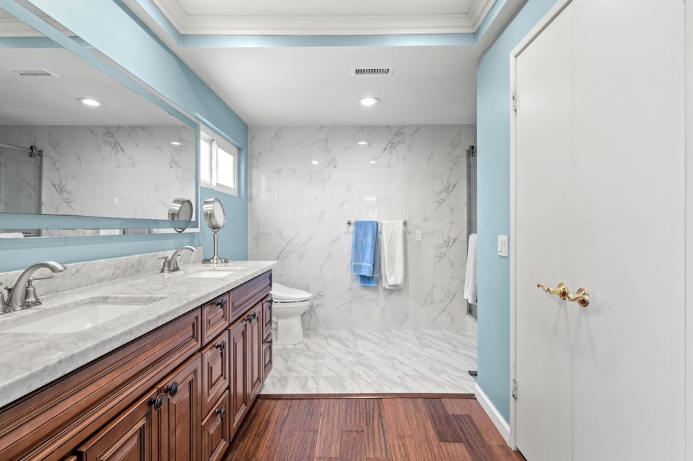 Spacious 4BR Family Retreat w Private Pool