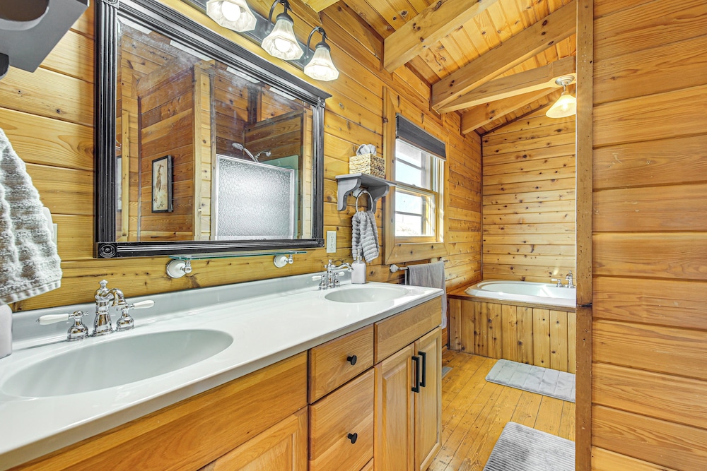 Pine Ridge Cabin on 62 Acres: Hot Tub & Views!