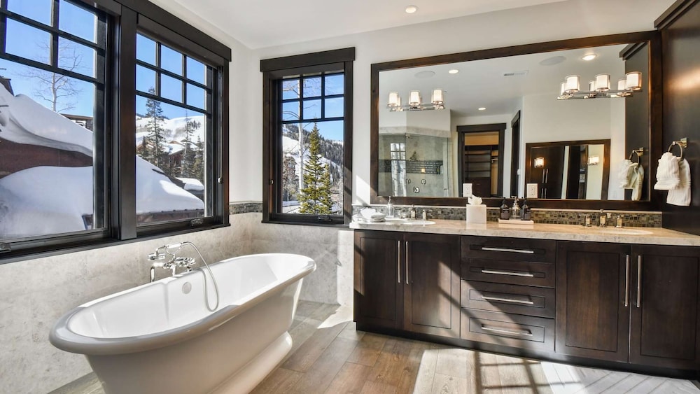 Silver Sun by Avantstay Ski-in Ski-out w Hot Tub