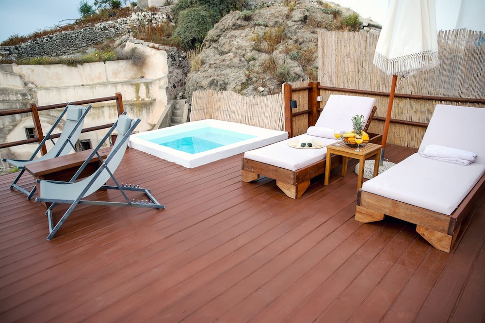 Santorini Rooftop Hot Tub Suite w Panoramic Views