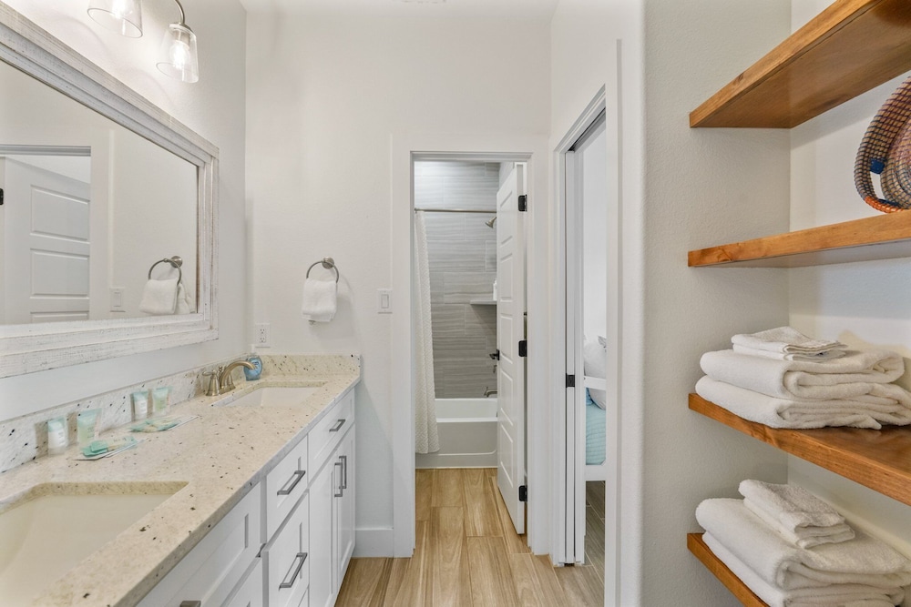 Chancla - Pet Friendly! Community Pool!