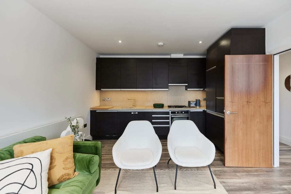 The Wembley Hideaway - Bright 2bdr Flat
