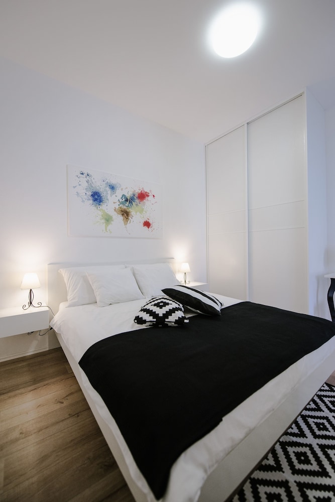 Apartment British Square view 4