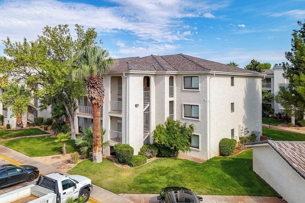 Golf Getaway 5 Mi to Dtwn: Las Palmas Resort Condo