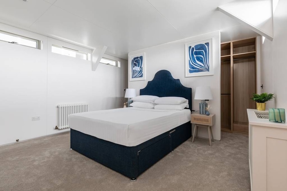 Cheyne Walk Houseboat by Onefinestay