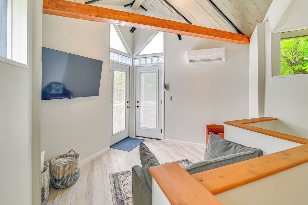 2 Mi to Msu: Tiny Home w/ Furnished Deck!