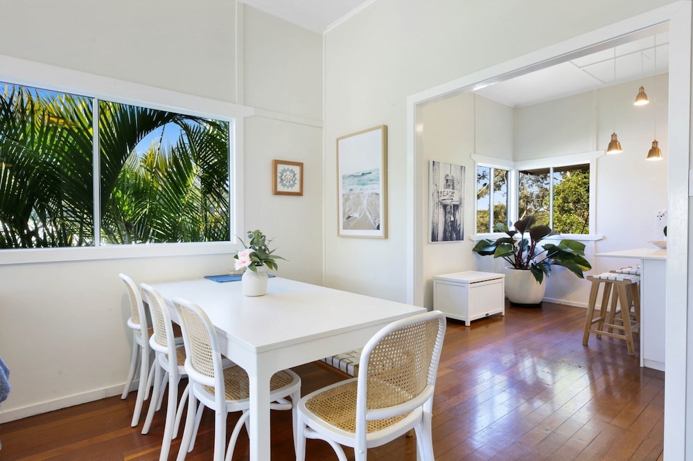 2-bed Beach House in Burleigh Heads Amidst Nature