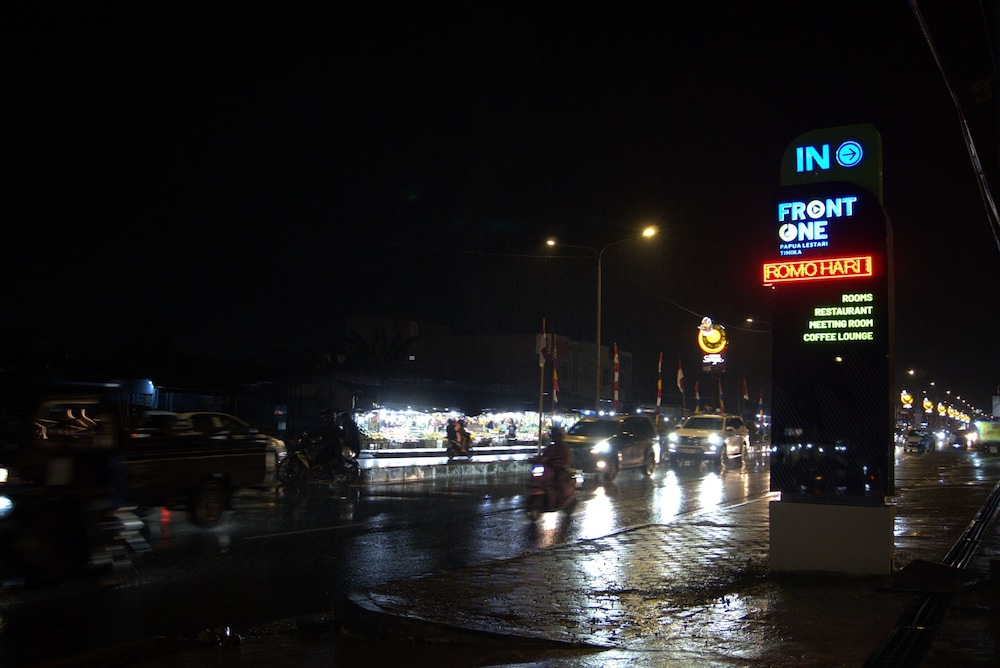 Front One Hotel Papua Lestari