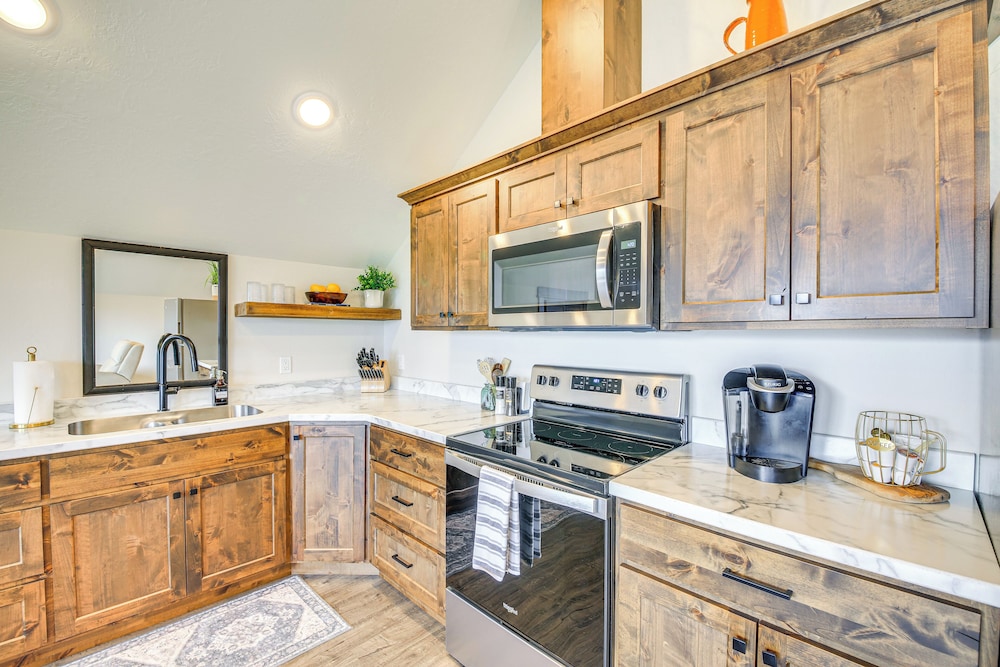 Mtn & River-view Gem w/ Balcony in Bonners Ferry