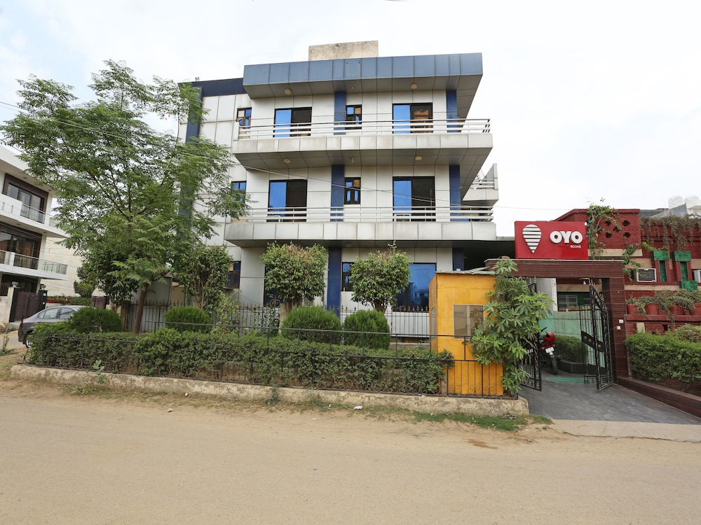 OYO 6895 Hotel Cybercity Rooms & Suites