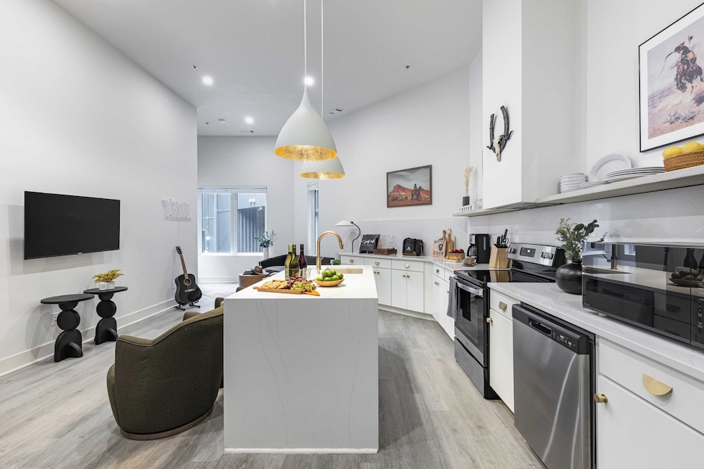 Outrider Buyout- 3 Units by Avantstay Sleeps 36