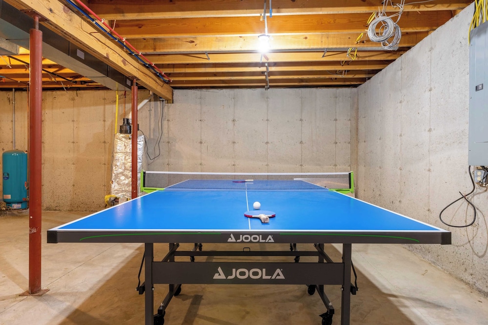 Secluded w/ Deck Views, Hot Tub, & Ping Pong Hudson in the Berks by Avantstay