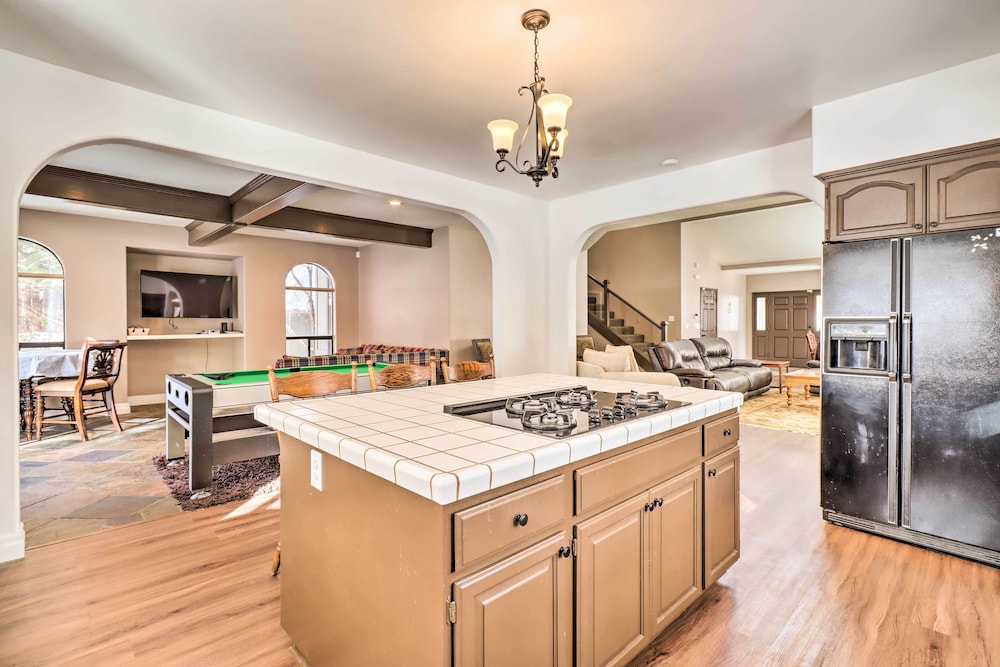 Pet-friendly Stateline Home < 2 Mi to Lake Tahoe! view 2