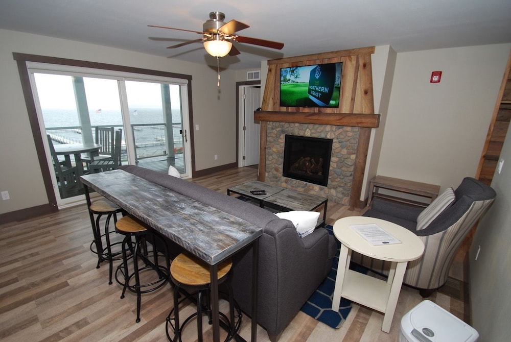 Quarterdeck Resort & Restaurant