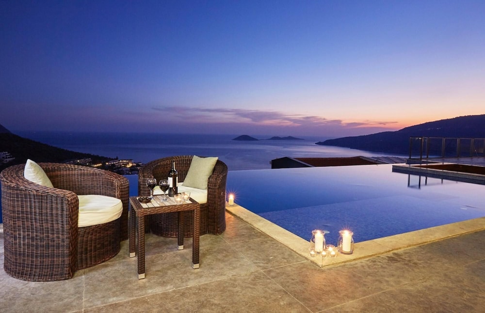 Villa Elmas -stunning 5 bed Villa With Rooftop bar view 5