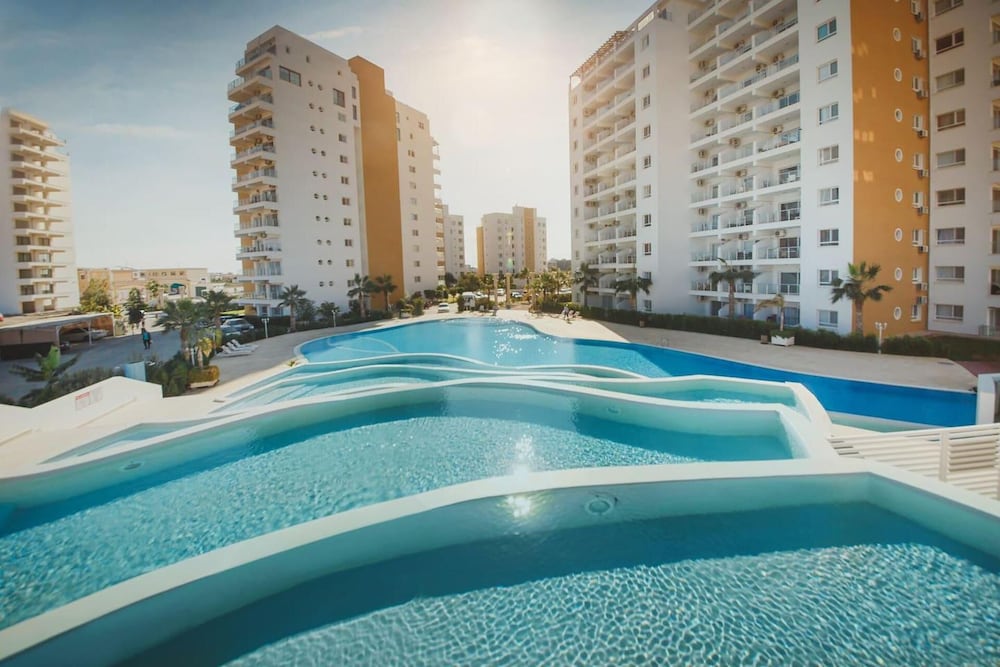 Impeccable 1-bed Apartment in Caesar Resort view 3
