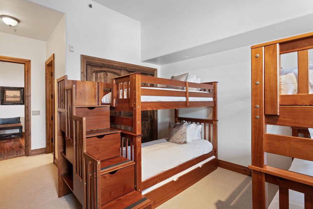 Grand Lodge - Three Bedroom #201 - Ski-in/ski-out 3 Condo