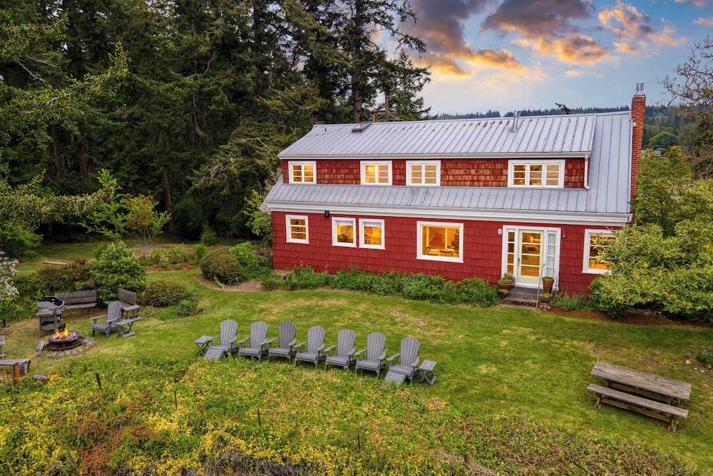 Maxwelton Aerie Bluffside Retreat w/ Sweeping Puget Sound Views + Firepit