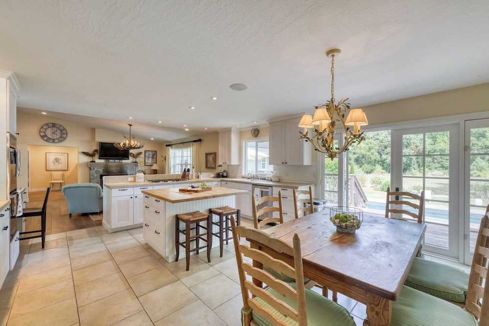 Glen Ellen Escape 5BR Retreat w/ Pool, Hot Tub, Hammocks & Vineyard Views