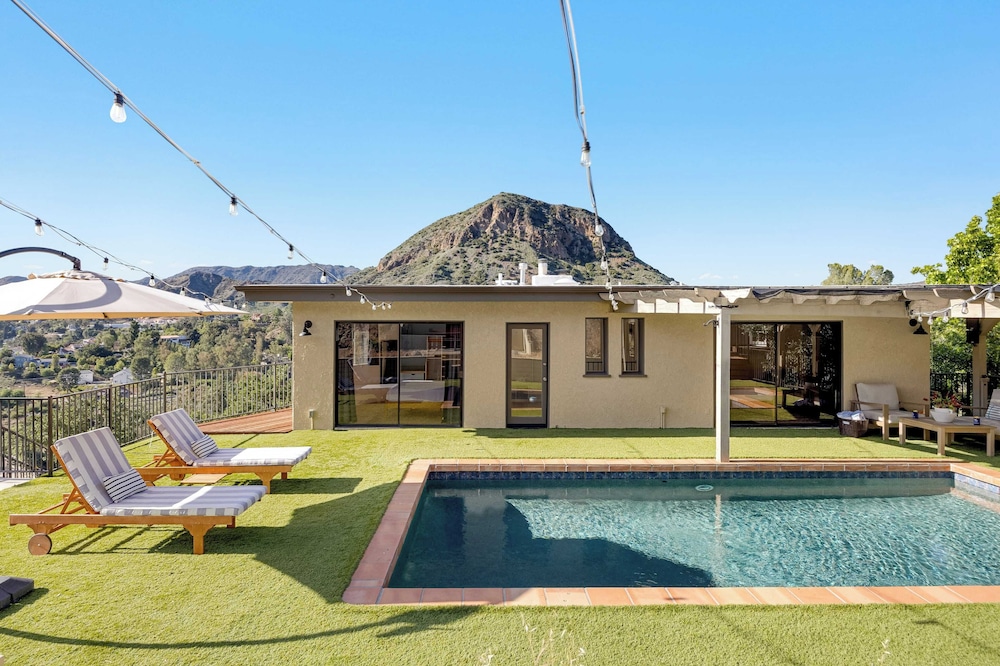 Designer Retreat w/ Pool, Firepits, Panoramic Views The Lake House at Malibu