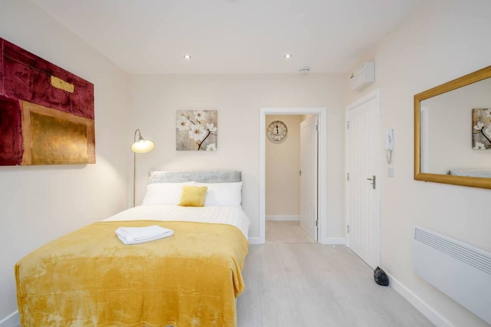 Homely Spaces Apt A, Large Studio W/king, 2guests view 2