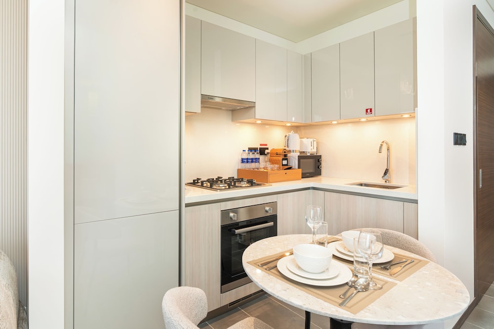 PVH - Stylish 1BR with Study - The Crest