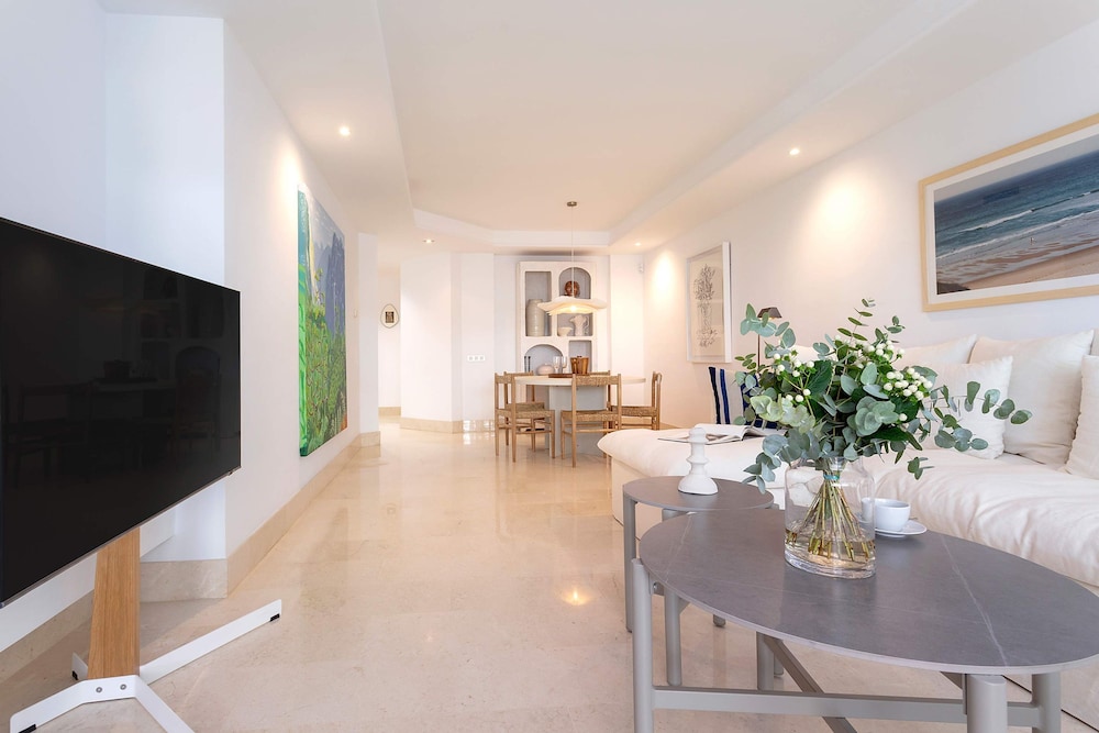 Bright Apartment Front of Beach Guadalmansa Beach