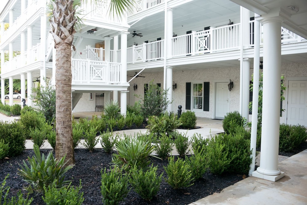 Carriage House Inn