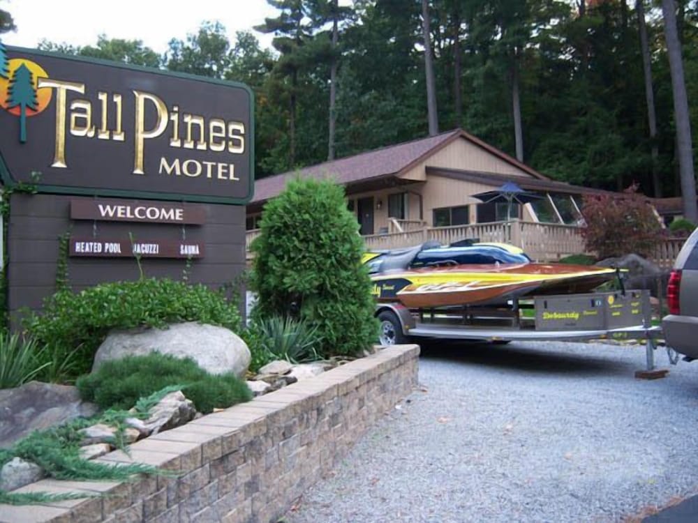 Hotel Tall Pines Motel - Image 1