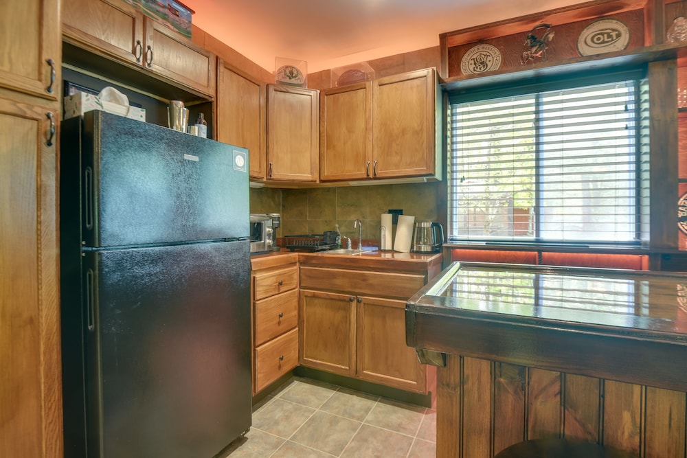 Quaint Naples Cottage: Walk to Trickey Pond & Cove view 2