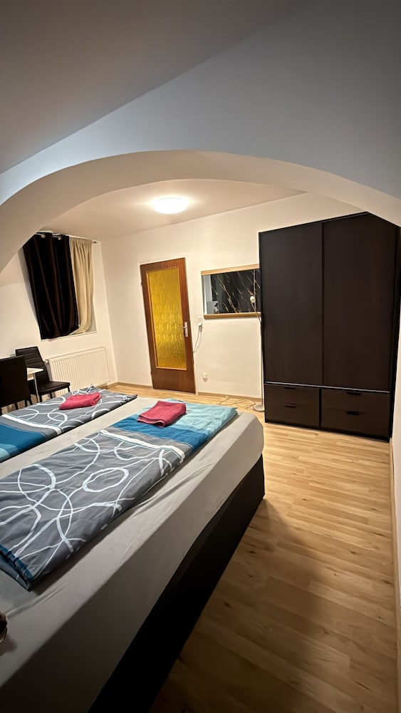 Cozy 1BR Plus LR Near Amusement Park
