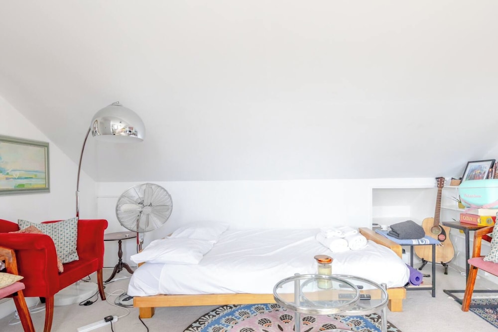Top Floor 1BD Flat With Balcony - Ladbroke Grove