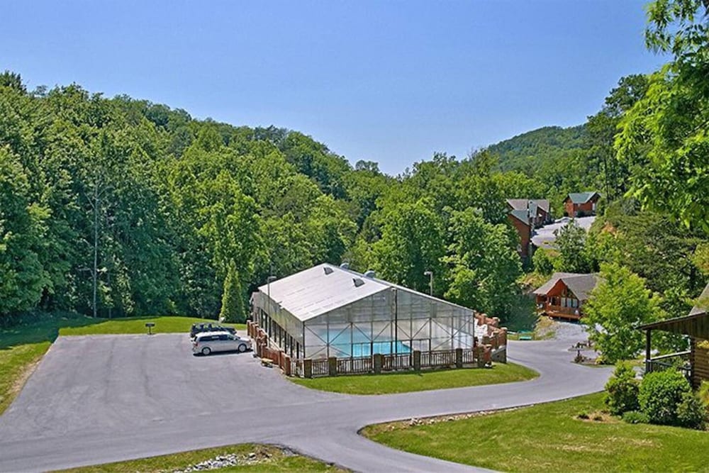 Smoky Mtn Lux Cabin Hot Tub Pool Views