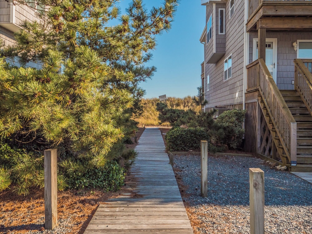 Pelican Nest by Topsail Realty