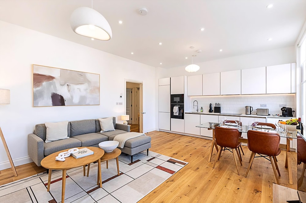 Stylish Chelsea Escape With Private Outdoor Oasis!