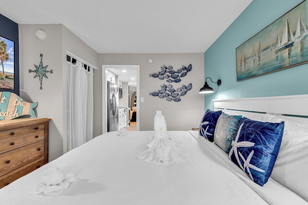 Oceanfront Resort, Great Views, King Bed, 7 Pools!