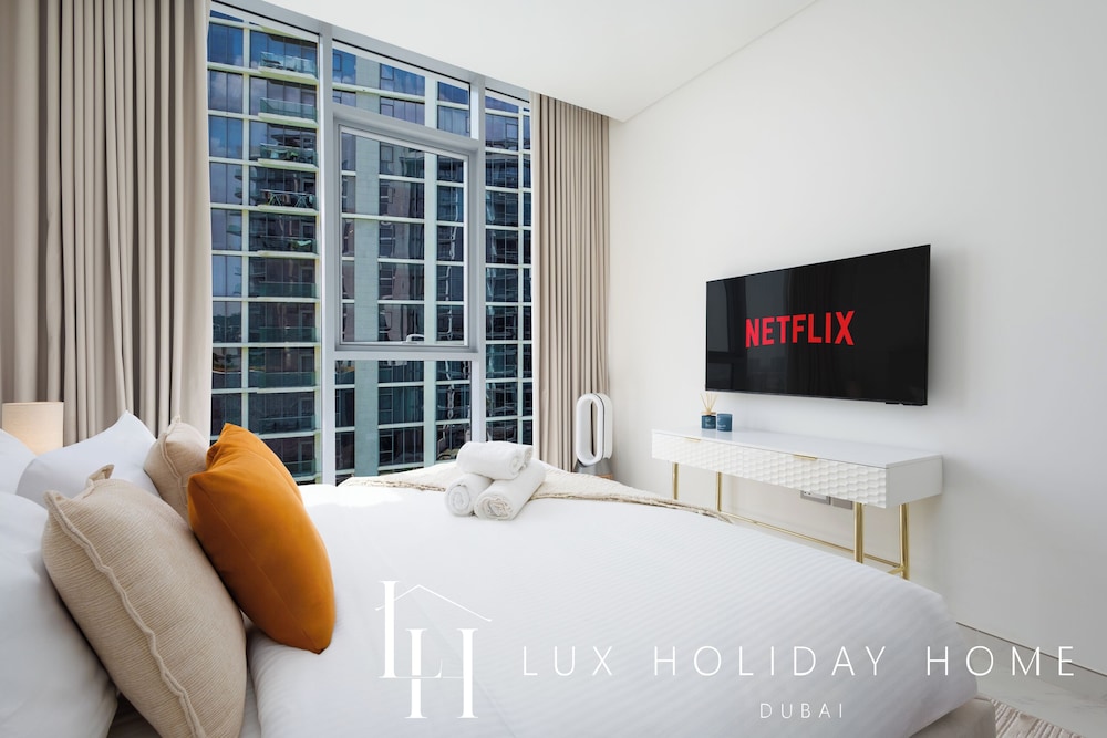LUX | 2BR Lagoon View – District One, 10–15 min Burj Khalifa