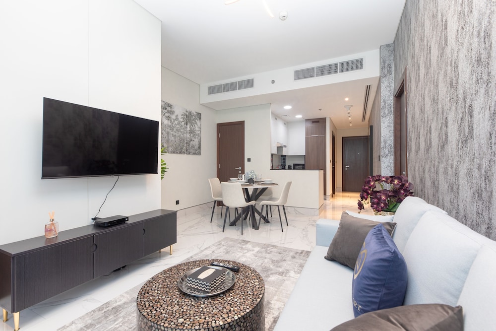 SIMPLY COMFORT Urban Chic Suites in J One Tower City & Canal Views
