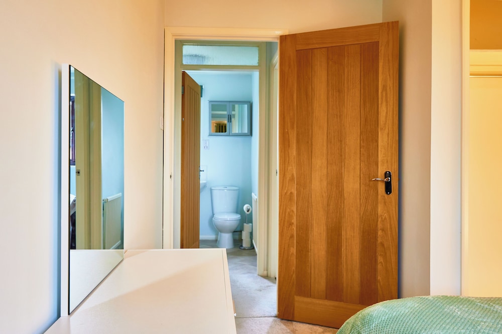 Bluebirds Cottage Light Airy 2BD Bourton view 3