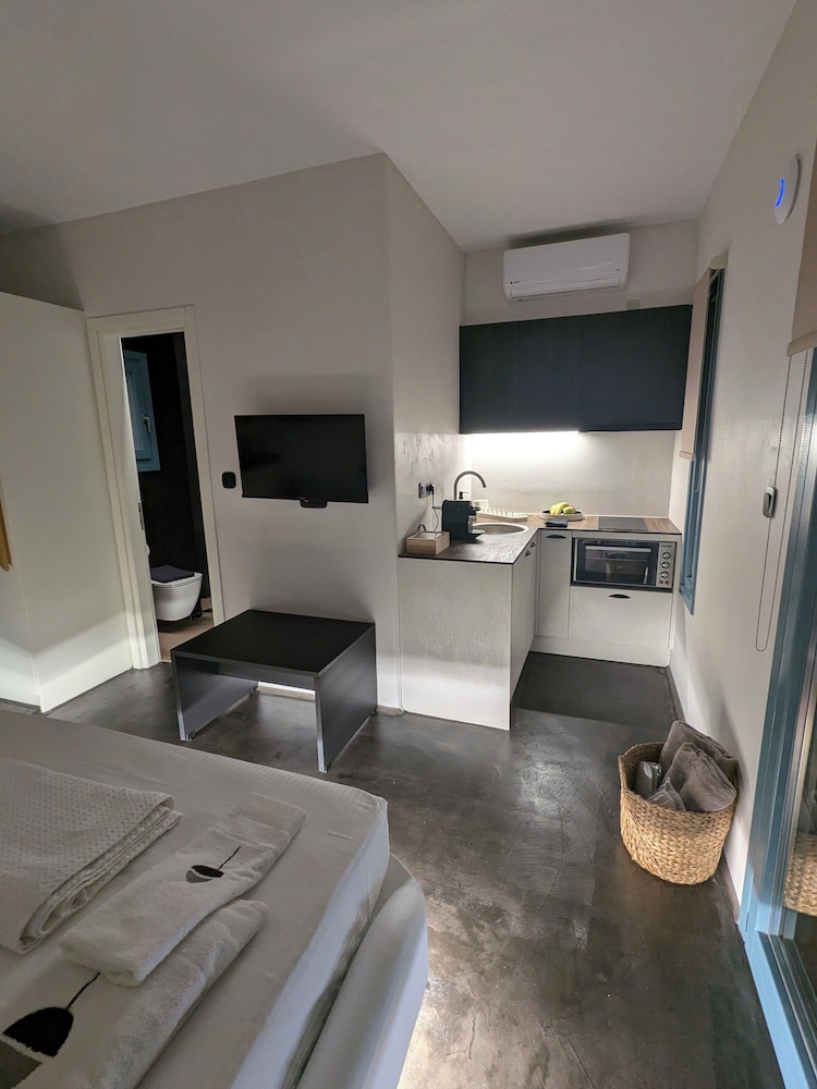Thronos Suites
