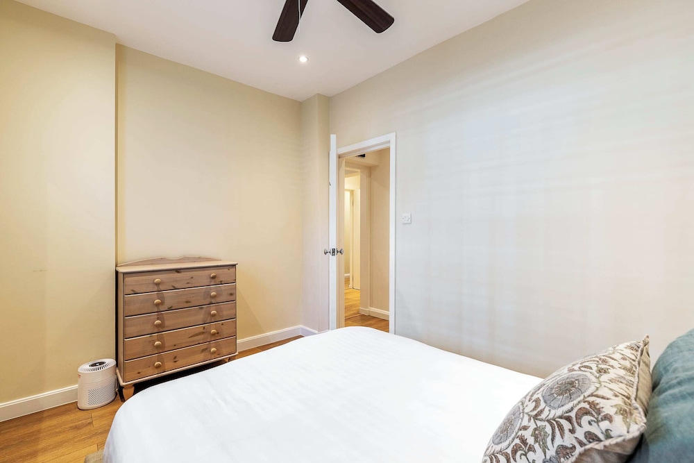 Elegant Two Bedroom Flat in Redcliffe Gardens
