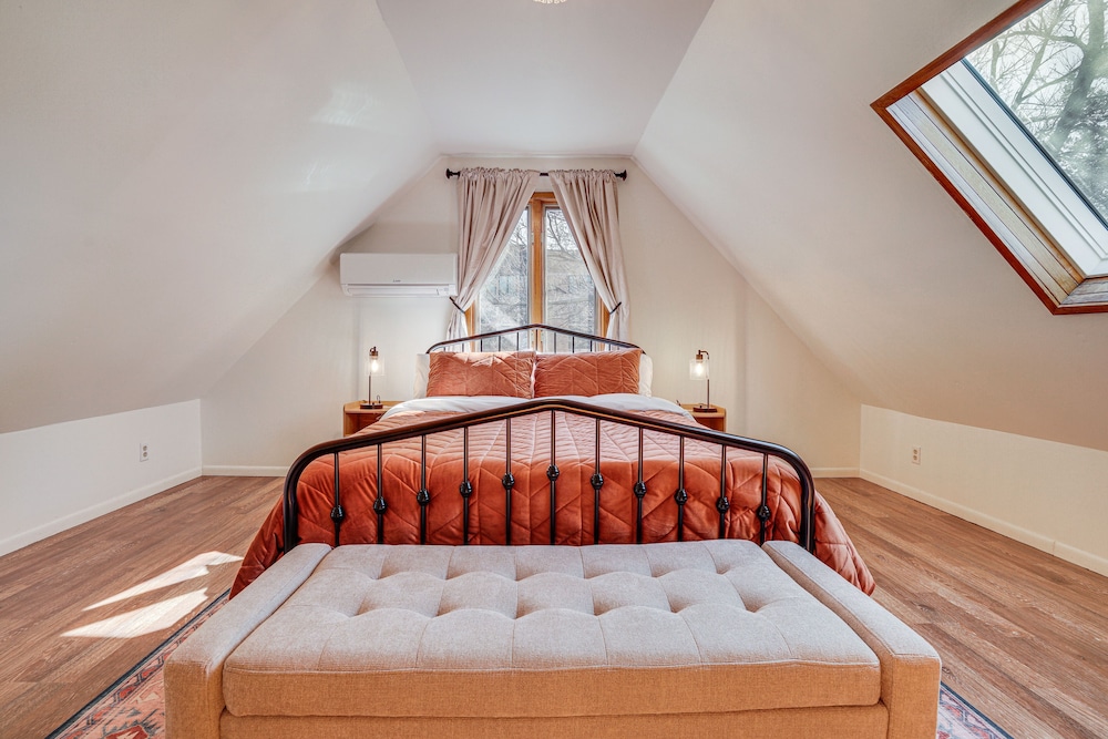 Saint Paul Vacation Rental Near Shopping & Dining!
