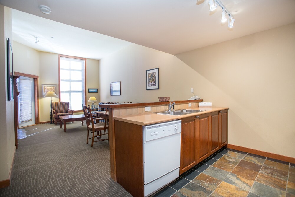 3506 - One Bedroom + Den Standard Powderhorn Lodge 1 Condo by RedAwning view 2
