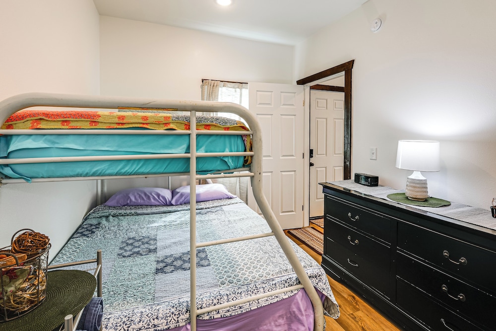 < 2 Mi to Dtwn: Pet-friendly Getaway in Fairbanks
