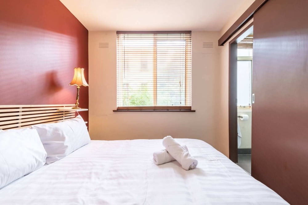 Charming 1 Bedroom Apartment in Trendy South Yarra view 4